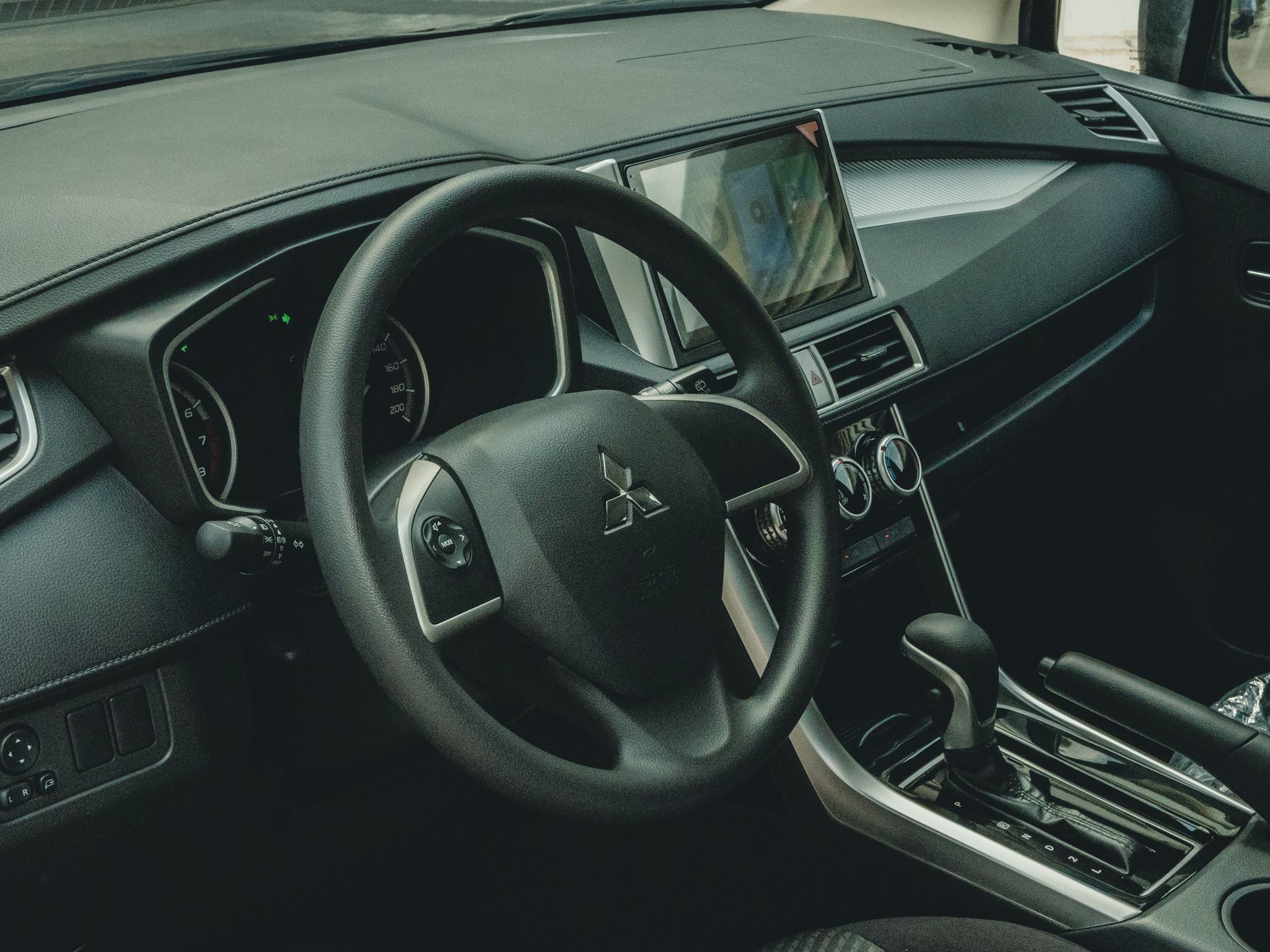 តម្លៃពិសេស $29,600 (មួយគ្រឿងចុងក្រោយ) Mitsubishi Xpander Special Edition