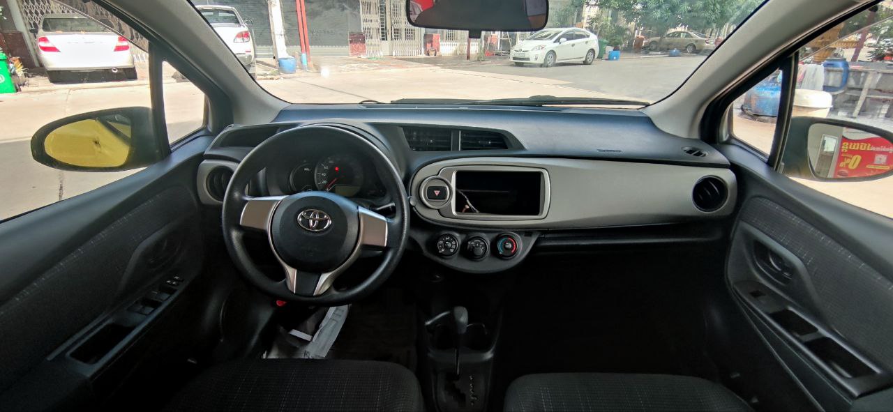 Toyota Vitz 2014 ពណ៌លឿង
