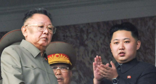 គីម ជុងអ៊ុន (Kim Jong Un) ត្រូវបន្តមរតកតំណែងគ្រប់គ្រងប្រទេសដែលពិភពលោកស្គាល់ តាមរយៈការធ្វើតេស្តអាវុធនុយក្លេអ៊ែរ និងកំពុងអភិវឌ្ឍន៍បច្ចេកវិទ្យាមីស៊ីល